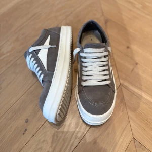 Rick Owen Vans - Rick Owen Vans sneakers. Skorna är väldigt stilrena och eftertraktade. De är i brun mocka och skinn. Skorna är i storlek 41 men passar även storlek 42. De är använda endast ett fåtal gånger. Nypris 10000kr och svåra att få tag på. Pris kan diskuteras
