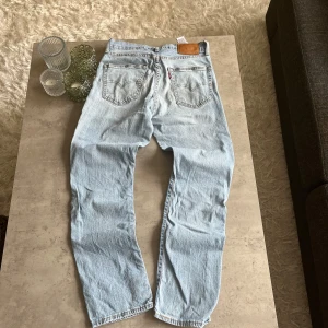 Ljusblå Levi's 511 jeans - Snygga ljusblå levis 511. Storlek W30 L30. Har en liten skavank på höger ben (se bild), annars är det mycket bra skick på jeansen. Nypris 1200