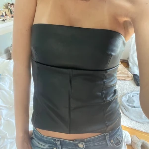 Tub topp - Snygg tub topp i skinnimitaion från Zara🤍🤍Dragkedja på sidan