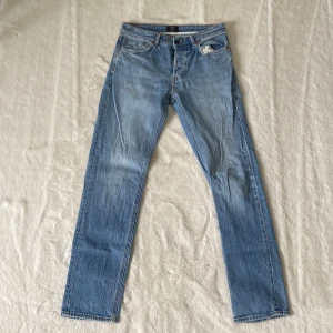 Säljer ett par klassiska ljusblå jeans från Neuw, modell Ray Straight - Säljer ett par jättesnygga ljusblå jeans i storleken 31:34 ifrån märket Neuw i modellen Ray Straight, de är sköna/mjuka&är perfekta nu inför våren&sommaren inför alla speciella tillfällen som studenten, midsommar, olika middagar eller bara till vardagen⭐️De är i bra material/kvalitet,är unika,bra passform,passar till allt,superfin färg & är ett väldigt bra basplagg👍🏻Tyvärr har ena fickan ett håll i sig(se bild, syns inte alls) Skriv om funderingar, lämna gärna omdöme om köpt&priset kan diskuteras😊