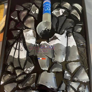 Grey Goose Vodka Tavla - Grey Goose Vodka-Tavla! Tavlan är handgjord av Epoxy Creations och är gjord av återbruk. Perfekt för dig som älskar Grey Goose och vill ha en stilren tavla i hemmet!🔥🤩