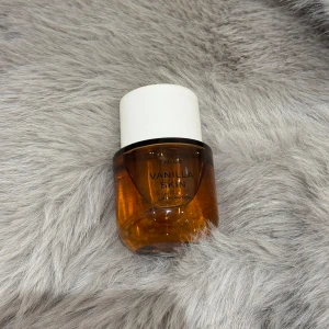 Vanilla Skin Eau de Parfum från Phlur - En lyxig parfymflaska från Phlur med doften Vanilla Skin. Flaskan är rund och har en varm bärnstensfärgad glasbotten med en vit, matt cylinderformad kork. Rymmer 50 ml och är tillverkad i USA. Den är otrolig och helt oanvänd!!!! Helt slutsåld överallt 🥰🥰🥰