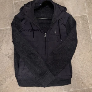 Polo RalphLauren hybrid jacka - Säljer nu min hybrid jacka eftersom jag inte behöver den längre den är i storlek M och priset går att diskuteras