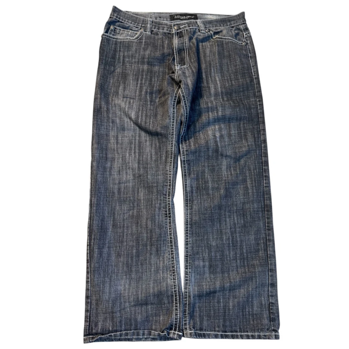 Gråa jeansbyxor med broderad sköld på bakfickorna - 2