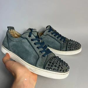 Christian Louboutin skor - Christian Louboutin skor i en väldigt eftertraktad färg. Skick: 7.5/10, därav priset. Vid frågor är det bara att höra av sig🤗