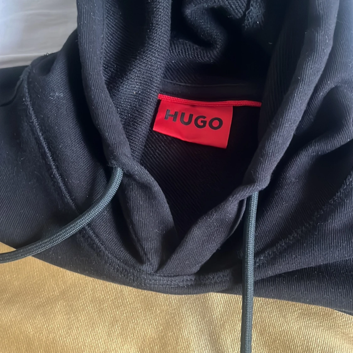 Svart hoodie från HUGO med gulddetalj - 1