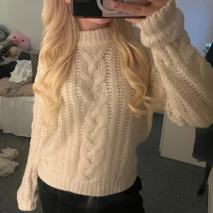 stickad tröja  - supersöt 