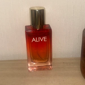 Alive parfym från Hugo Boss - Alive intense EdP från Hugo Boss. Använd ett par gånger så mängd enligt bild (ish 20-25 ml kvar)