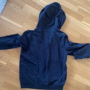Svart zip hoodie Burberry - Säljer en svart Burberry hoddie. I storlek M. Säljer den för 1400 men priset kan diskuteras, nypris ligger på 4500 kr.