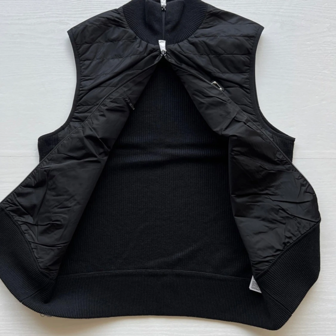 Svart quiltad väst från J.Lindeberg - 2