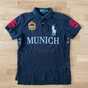 Ralph Lauren Munich Polo / Pike - !skicka bud för snabb affär! Tvärfet Ralph lauren Munich pike, storlek M och i mycket bra skick. Skriv om ni undrar någonting 📲