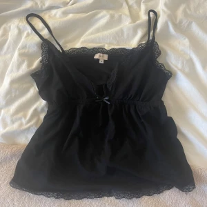 Svart linne Nelly  - Super gulligt trendigt linne från Nelly som ej kommer till användning.💕