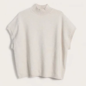 Beige stickad tröja  - Säljer en beige stickad ärmlös tröja från Kappahl! Väldigt populär! Har endast använt den 1-2 gånger och ville sedan inte ha den mer ❤️ Inga defekter! Storlek M men passar olika beroende på hur man vill att den ska sitta. Bär själv oftast S/M och den sitter bra på mig ! 👍🏼 Går absolut bra att komma med prisförslag ❣️