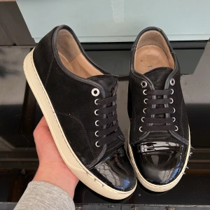 Lanvin - Säljer dessa sjukt feta lanvins som är perfekta till sommaren! Size uk6 vilket motsvarar 40-41! Skick 8/10. Den ända defekten är att lite sömmar har släppt vid cap toe. Men inget som märks vid användning. Vad ingår? Box och dustbag!! Hör av dig vid minsta fundering🤩