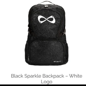 Svart glittrig ryggsäck från Nfinity - Söker denna svartglittrig ryggsäck från Nfinity. Skicka till mig om du har en som du gärna vill bli av med☺️Maxpris på ungefär 1000kr