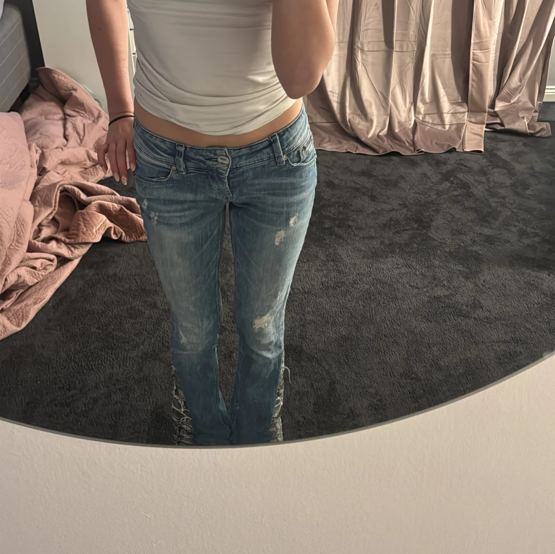 Blå bootcut jeans med ormmönstrad detalj från ONLY