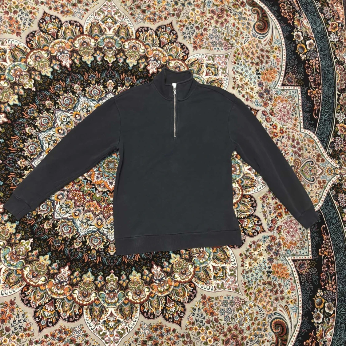 Svart tröja med halv dragkedja från DeFacto