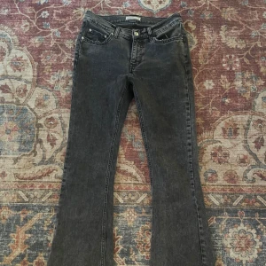Svarta bootcut jeans från Perfect Jeans - Säljer ett par superskönt mörkgråa bootcut jeans från Gina. Jeansen har klassisk femficksdesign, bootcut passform och medelhög midja. Perfekta till vardags och enkla att matcha med olika toppar.