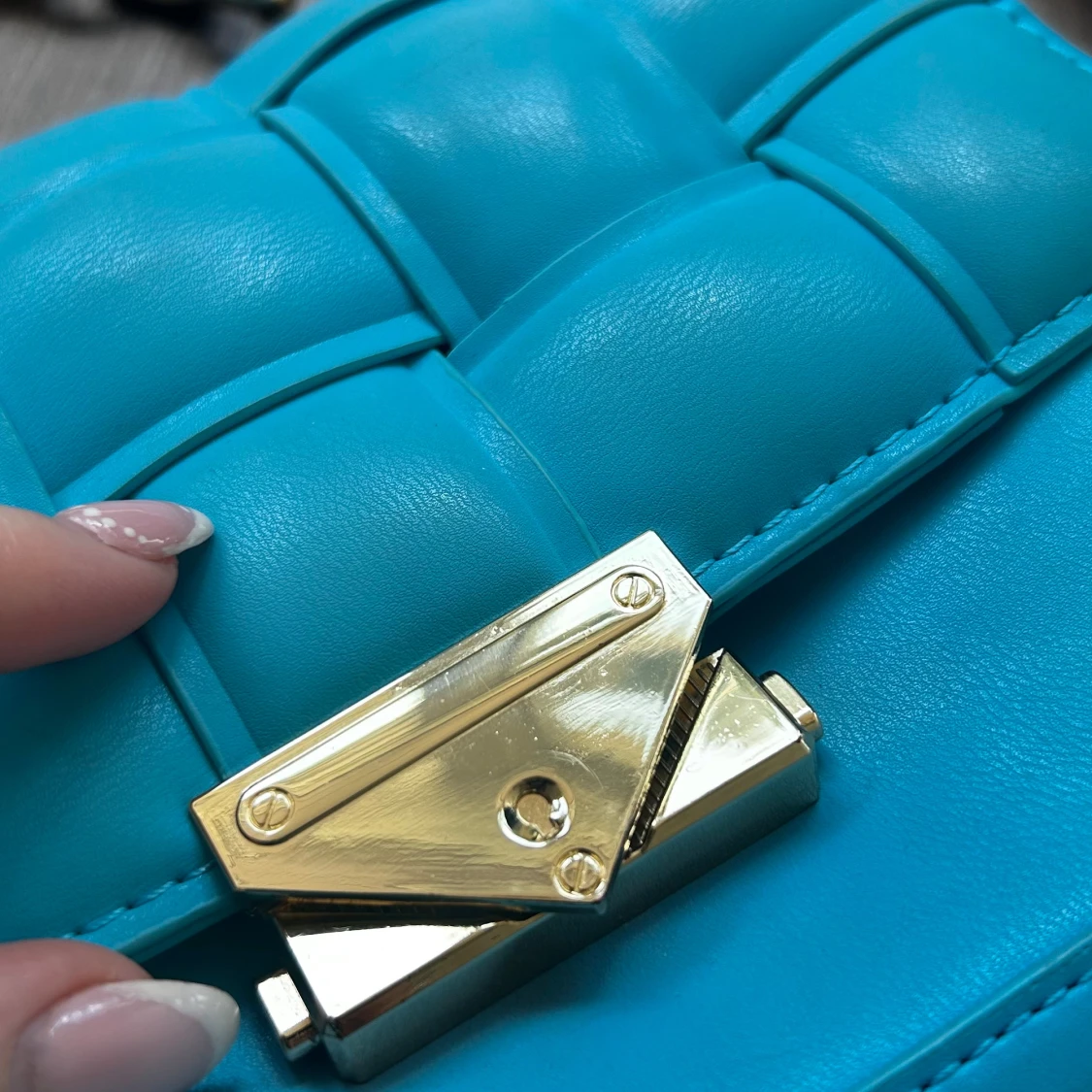 Turkos axelväska med kedjedetalj - 1