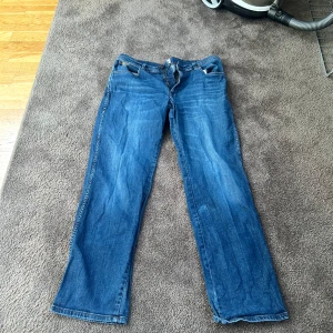 Blåa Wrangler Jeans - 34/32, sitter lite slim/regular fit