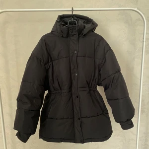 Svart pufferjacka från NA-KD - Säljer en svart vinterjacka från NA-KD. Sparsamt använd!