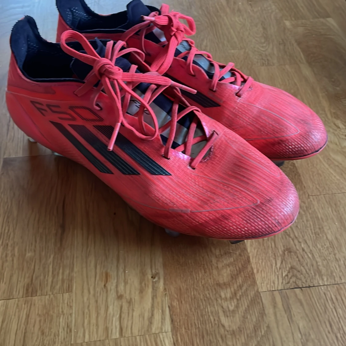 Röda Adidas F50 fotbollsskor