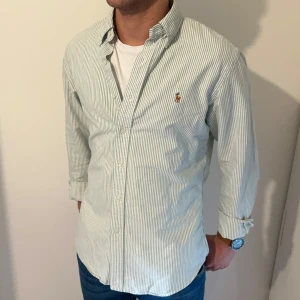 Ralph Lauren Skjorta - Grönrandig Ralph Lauren skjorta i ett mycket fint skick! // Storlek: Medium, jag på bild är 177cm // Hör av er vid frågor! 🙌🏼