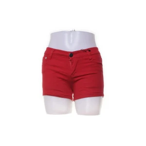 Röda jeansshorts - Snygga röda jeansshorts med klassisk femficksdesign och knappgylf. 