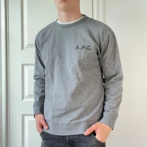 APC sweatshirt grå - Grå Apc sweatshirt. Väldigt bra skick, modellen bär L och är 178 74 kg. Väldigt snygg logga