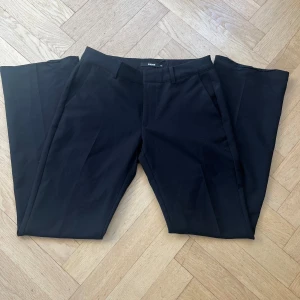 Bik bok Bootcut low waist kostymbyxor - Säljer low waisted Bootcut kostymbyxor från Bik bok! Byxorna är perfekt för en klassisk look och kan användas på vardagen samt på fester. Byxorna är gjord i skön material. Dem är i storlek 40 men passar också storlek 38. Om man däremot har större höfter med vanlig storlek 40 så kommer dem här förmodligen inte passa så bra.