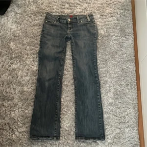 Lågmidjade bootcut jeans -  Säljer ett par klassiska blåa jeans med bootcut ben. Tyget är typ ”randigt” som man kan se på sista bilden.💓 Det är i storlek W 30 L 32. Midjemått rakt över: 40 cm. Innerbenslängden: 78 cm. Jag kan tyvärr inte visa dem på för de är för stora för mig. 💕 De har inga effekter. Hör av er om ni är intresserade.💗