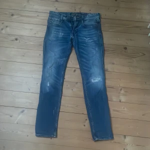 Replay anbass - Tvärfeta Replay anbass i storlek 29/32 med riktigt feta slutningar, det finns 2 lagade hål, 1 på hälen och ett bakom knäet, skulle säga att detta gör jeansen fetare men det kan du avgöra själv, dessvärre finns det ett större hål vid gylfen som förmodligen går att laga men vad vet jag 