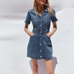 Jeans klänning - Säljer nu min otroligt fina Jeans klänning från ZARA. då den tyvärr ej kommer till användning. Storlek M men passar mig som är en S. 