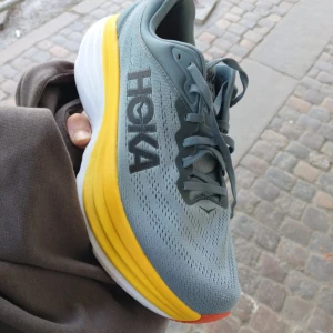 Hoka Bondi 8 sneakers strl 45 (oanvända) - Säljer ett par gråa Hoka bondi 8. . Perfekta för träning eller promenader. Helt oanvända!! Endast testade 