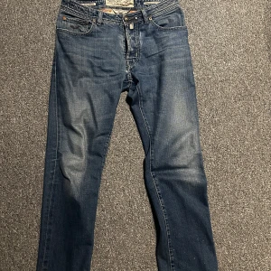 Jacob Cohen jeans - Säljer ett par Jacob Cohen med raka ben och normal passform. Hål i högra fickan men går att laga. Därav säljer jag de billigt.