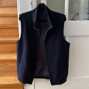 Väst i kashmir - Mörkblå kashmirväst i 100% kashmir från det italienska väveriet Colombo🇮🇹 Storlek S