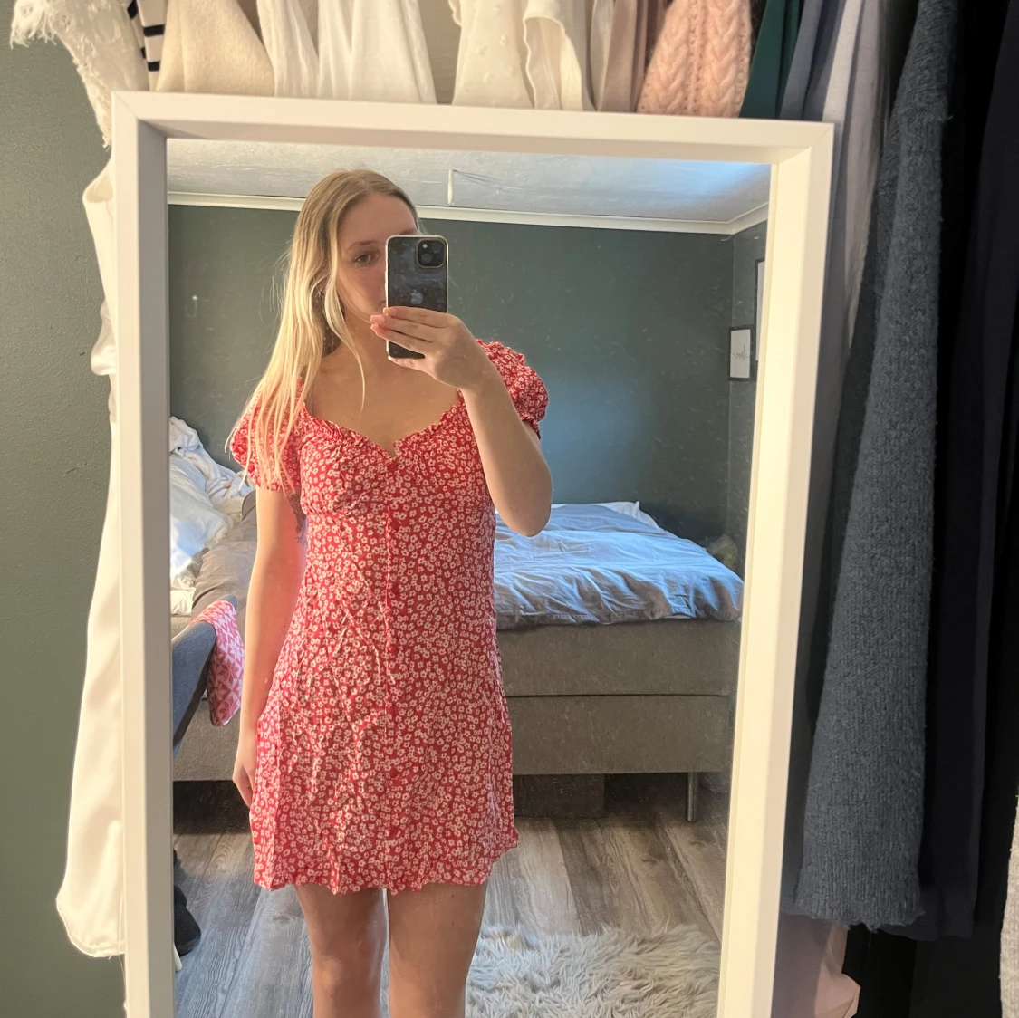 Röd blommig kortklänning med puffärmar