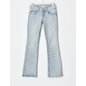 Ljusblå bootcut jeans med hål i knät  - Säljer ett par ljusblå bootcut jeans med fickor där bak. De har även ett hål på ena knät som jag gjort själv. De är i petit så passar dig som är 160cm eller kortare💕