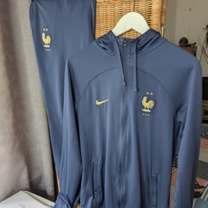 France/Frankrike nike tränings set. - Nike FFF Frankrike tracksuit, storlek M, helt nytt, topp skick, säljs inte längre. Sjukt snyggt set. Pris 659kr. Bara att höra av er vid funderingar.