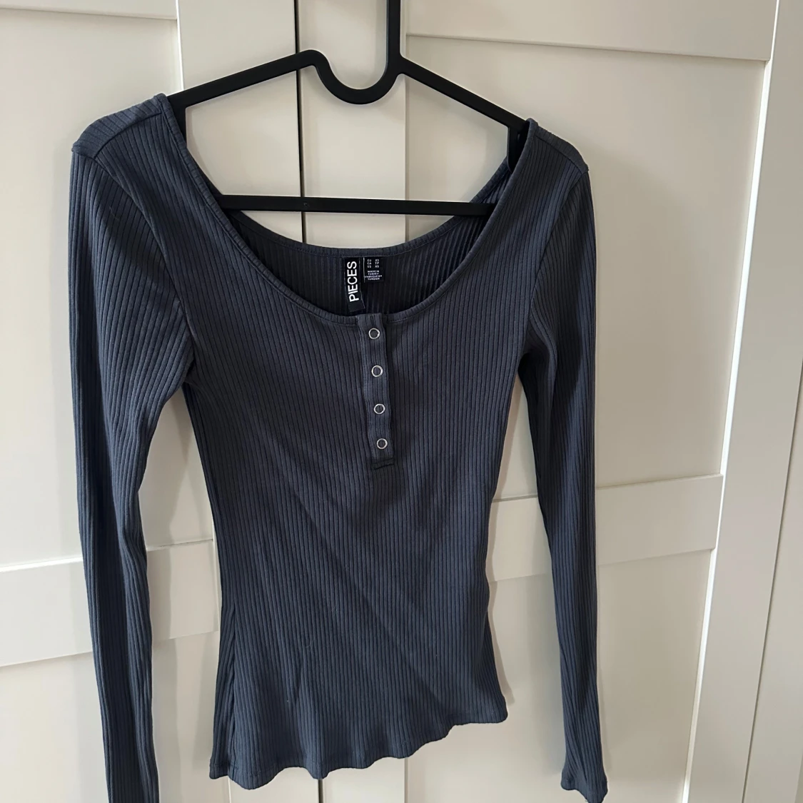 Grå/Blå ribbad långärmad topp från Pieces