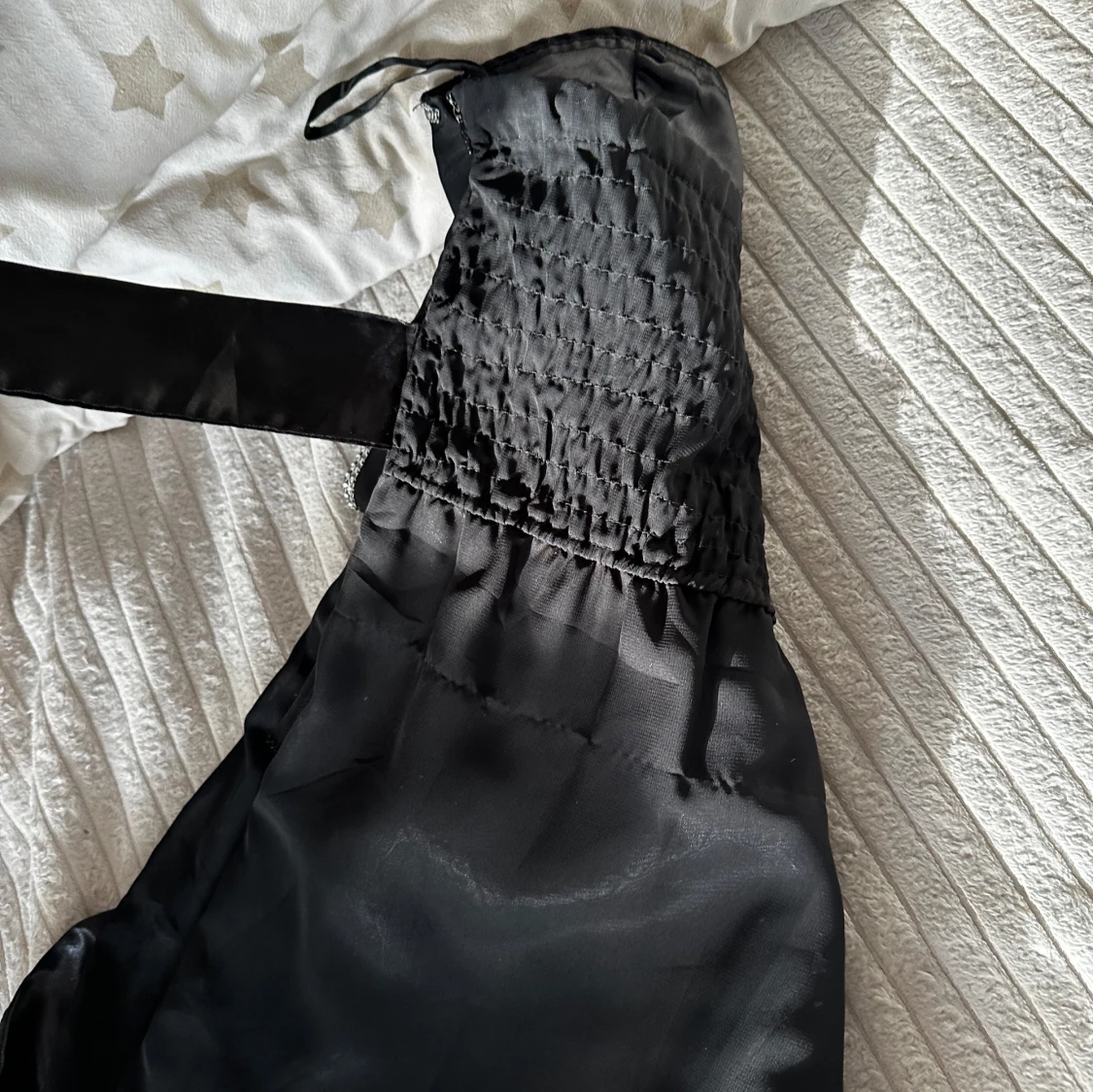 Svart  långklänning med pärldetalj - 2