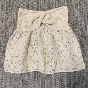 Beige topp - Säljer en beige utsvängd tub topp som har blomster mönster. Den är från SHEIN och är aldrig använd 🤗