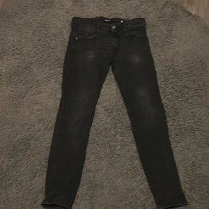 Svarta jeans från Replay - Säljer nu dessa asfeta svarta jeans från replay. Passformen är anbass och sitter skitsnyggt runt benen! Priser kan diskuteras vid snabb affär.
