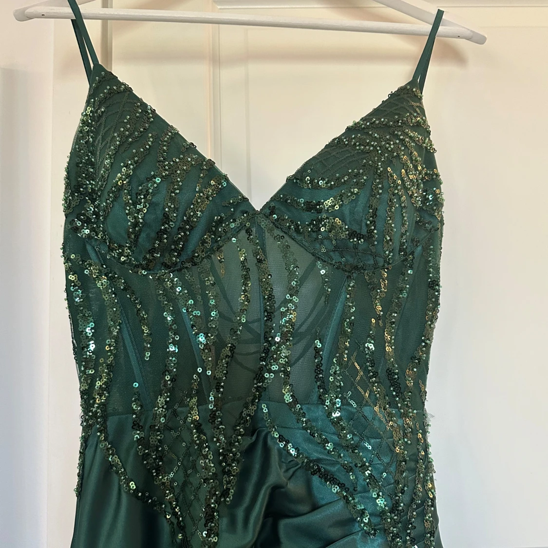 Grön långklänning med paljetter - 2