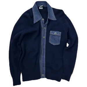 St Michael Knitted Denim sweatshirt - En stickad St Michael sweatshirt med bland annat denimkrage och ficka. Den saknar tre knappar som jag tyvärr inte hittar (kolla bild). Den angivna storleken är 102 cm vilket jag antar är runt S-M. Medelbra skick. Hör av dig för mer information eller frågor💥