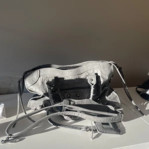 Grå väska - Grå väska i ”mellanstorlek” i bra skick!💓