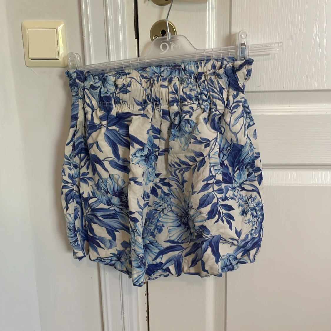 Blommiga shorts med blått mönster