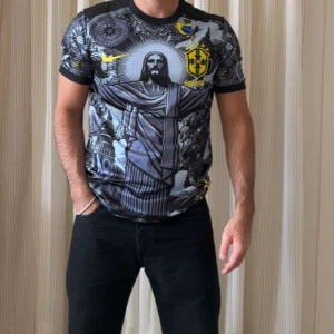 Svart och grå t-shirt med tryck från Nike Brasil - Säljer en unik svart och grå t-shirt från Nike med Brasil-tryck och motiv av Kristusstatyn. T-shirten har korta ärmar, rund hals och detaljer i gult. Perfekt för dig som vill sticka ut med en cool design. Storlek S