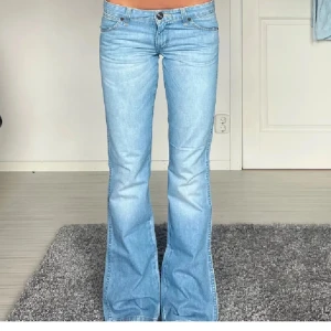 Ljusblå bootcut jeans från Wrangler - Säljer ett par så så snygga lågmidjade bootcut jeans från Wrangler som jag köpt här på plick men tyvärr va de för små!  W26 L32