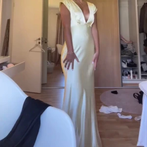 Ljusgul långklänning i satin med v-ringning - Hej! Säljer denna populära superfina gula balklänningen med prislapp kvar då jag tyvärr hittat en annan! Den är ifrån Oh Hello Clothing i storlek 34! Jag är 164 lång, och den går hela vägen ned, dock lite kortare bak. (De två sista bilderna är annat ljus, därav ser den mörkare ut)! Skriv vid frågor💛💛